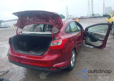 2014 Ford Focus Se z USA, uszkodzony, nr VIN 1FADP3F2XEL371136